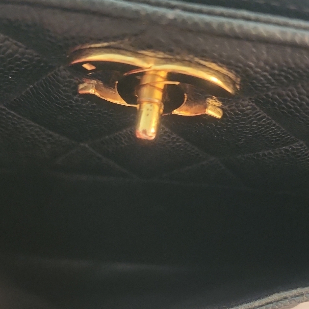 💯 Classic Chanel Black Quilted Shoulder Bag with Gold Chain - Picture 2 of 9